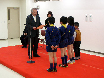 市長より代表スカウトが表彰を受ける.jpg